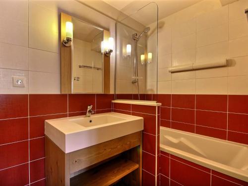 une salle de bain avec un lavabo et une baignoire dans l'établissement Studio cabine chaleureux, 4 pers, balcon, vue montagnes, près des pistes, spa - FR-1-455-184, à La Plagne Tarentaise