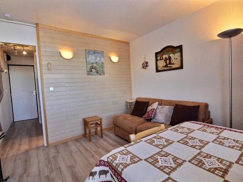 une chambre d'hôtel avec un lit et un canapé dans l'établissement Studio rénové au pied des pistes à Plagne Centre - FR-1-455-49, à La Plagne