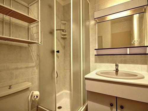 une salle de bain avec un lavabo et un miroir dans l'établissement Studio rénové au pied des pistes à Plagne Centre - FR-1-455-49, à La Plagne
