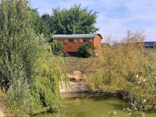 Gallery image of Charmante roulotte in Collonges-lès-Premières