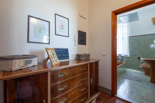 y baño con tocador de madera y ducha. en B&G Menconi Edera, en Castelfranco di Sotto