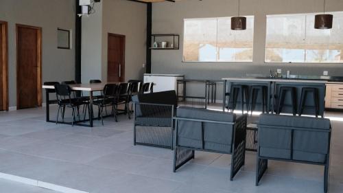 a kitchen with a table and chairs in a room at Sítio em confins, com Piscina e hidro aquecida in Confins