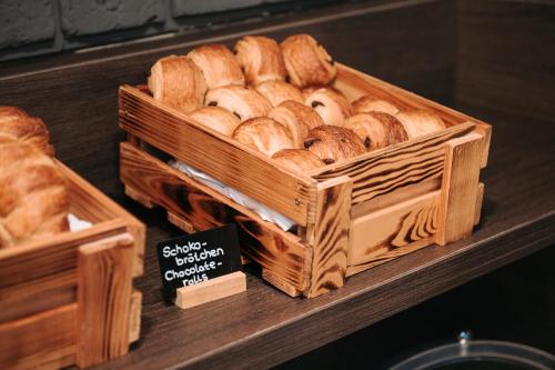 a bunch of loaves of bread in baskets on a table at das seidl - Hotel & Tagung - München West in Puchheim