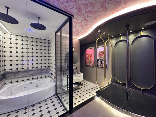 a large bathroom with a tub and a shower at Motel Casa de Pedra in Caràzinho