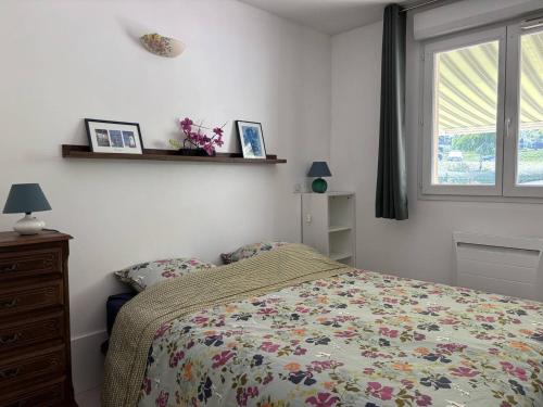 a bedroom with a bed and a window at Appartement au cœur de Villard de Lans avec grande terrasse et double garage - FR-1-548-47 in Villard-de-Lans