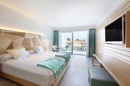 Postel nebo postele na pokoji v ubytování Iberostar Selection Playa de Palma