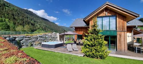 a house with a hot tub in a yard at Wellness Chalet Bell a Mur in Murau