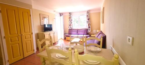 une salle à manger avec une table et des chaises dans une pièce dans l'établissement Apartment with sea view in Roquebrune-sur-Argens, à Roquebrune-sur Argens