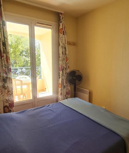 une chambre avec un lit et une grande fenêtre dans l'établissement Apartment with sea view in Roquebrune-sur-Argens, à Roquebrune-sur Argens