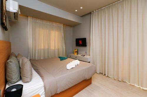 Una cama o camas en una habitación de Nut Pyramids Hotel