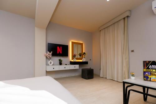 Una cama o camas en una habitación de Nut Pyramids Hotel