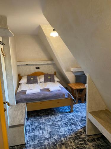 a bedroom with a bed in a attic at Śwarna Wynajem Pokoi in Zakopane