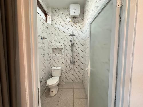 ein Bad mit einem WC und einer ebenerdigen Dusche in der Unterkunft Casa Nika Kerobokan in Kerobokan