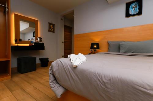 Una cama o camas en una habitación de Nut Pyramids Hotel