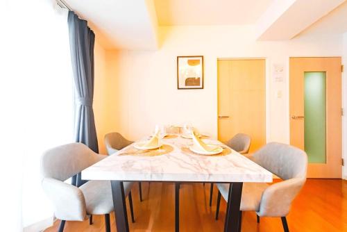a dining room with a white table and chairs at right next to Sapporo and Susukino!Maximum 6 people,4 minutes from the station, quiet area A177 in Sapporo