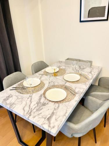 a marble table with plates and glasses on it at right next to Sapporo and Susukino!Maximum 6 people,4 minutes from the station, quiet area A177 in Sapporo