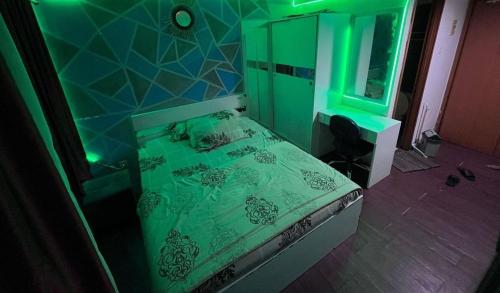Кровать или кровати в номере OYO 94709 Margonda Residence Tower D