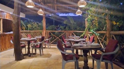 un restaurant avec des tables et des chaises sur une terrasse dans l'établissement Bush Paradise Kiwengwa, à Kiwengwa