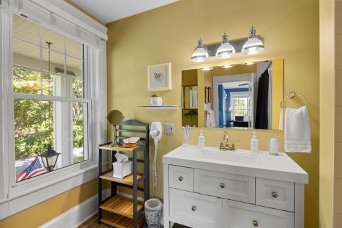 une salle de bain avec un lavabo et un miroir dans l'établissement Steeles Tavern Manor Bed and Breakfast, à Steeles Tavern