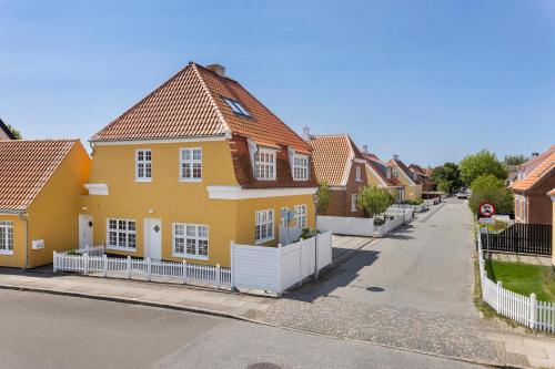a row of houses in a residential neighborhood at 2 Centralt beliggende og lyst indrettet lejlighed in Skagen