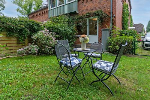 three chairs and a table in a yard at Dreiseenhaus in Niederkleveez