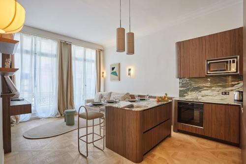 une cuisine avec un îlot et un comptoir dans l'établissement Apartment on the Champs Elysees, à Paris
