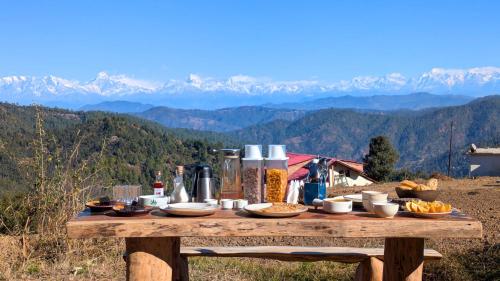 einen Picknicktisch mit Essen auf einem Berg in der Unterkunft Shoonya Mukteshwar in Mukteswar