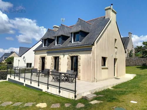 une maison avec une terrasse munie de bancs dans l'établissement Maison de Porz Iroise (Vue Mer), à Plomodiern
