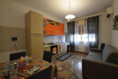 un salon avec une table et une cuisine dans l'établissement B&b sul corso, à Reggio de Calabre