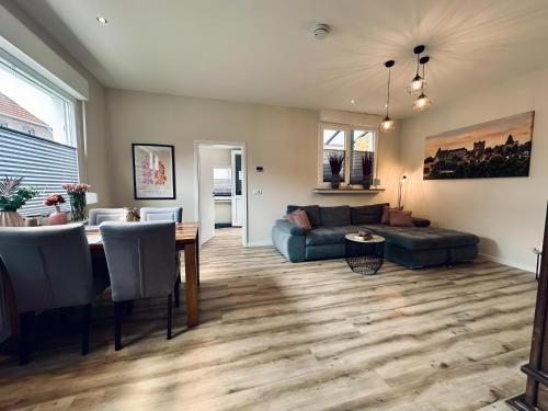 a living room with a table and a couch at Bentheimpje Zentrum & Charmant in Bad Bentheim
