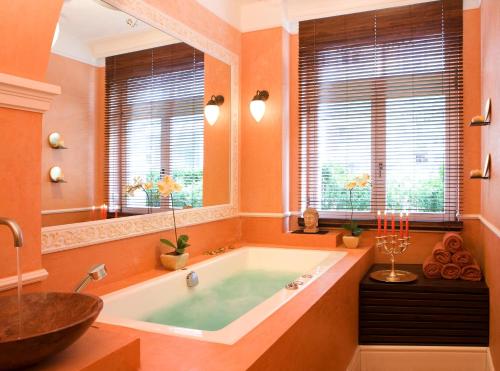 Ett badrum på Steigenberger Hotel & Spa Bad Pyrmont