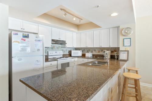 Una cocina o kitchenette en Charleston Oceanfront Villas 110