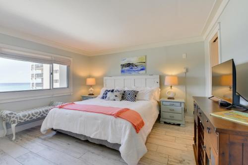 Voodi või voodid majutusasutuse Oceanfront PCB Condo with Beach Access and 2 Pools toas