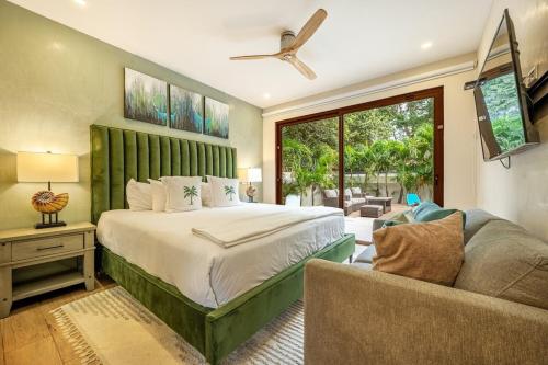 Un pat sau paturi într-o cameră la Casa Coralis - Stunning modern 3 BR, 3-half bath home in Playa Potrero