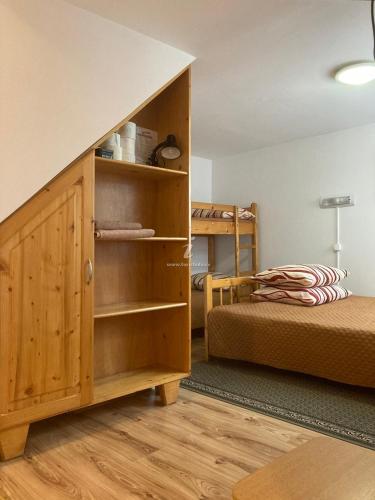 Una cama o camas en una habitación de PENSIUNEA DORINA