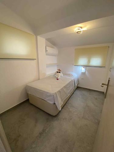 a hospital room with a bed in a room at Sea & Olive Retreat in Zipárion