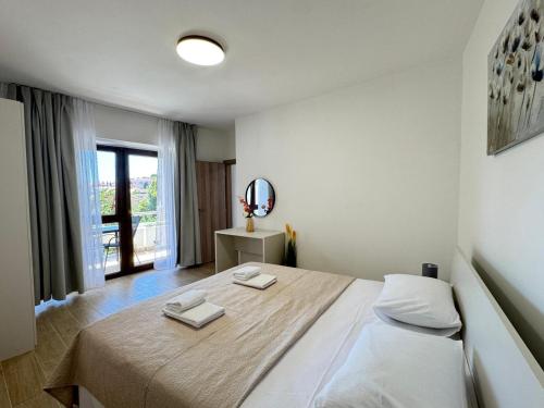 Katil atau katil-katil dalam bilik di Flowers Apartments Pula, city center