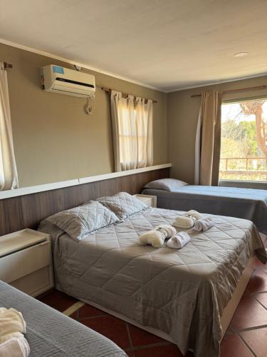 a bedroom with two beds with towels on the bed at Finca Santa Clara in Londres