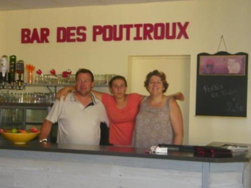 3 Personen stehen hinter einer Theke an einer Bar in der Unterkunft Mobil home confortable 6 personnes à Limeuil - API-1-52-281 in Limeuil