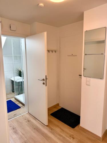 a room with a white door and a bathroom at Modern und flexibel wohnen zwischen Köln und Düsseldorf in Langenfeld