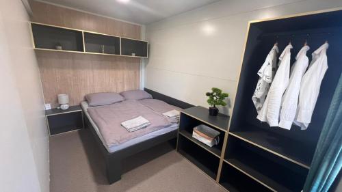 a small bedroom with a bed and some towels at Vila Mia 3, camp Limoni in Sukošan