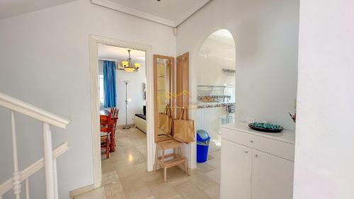 un bagno bianco con lavandino e specchio di Balcón del Mar a Nerja