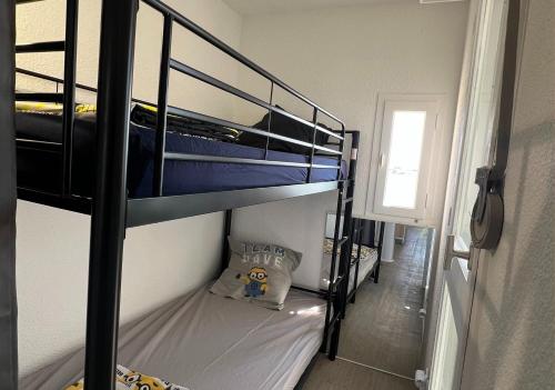 - une chambre avec 2 lits superposés et un couloir dans l'établissement Bel appartement avec vue au Barcarès, au Barcarès