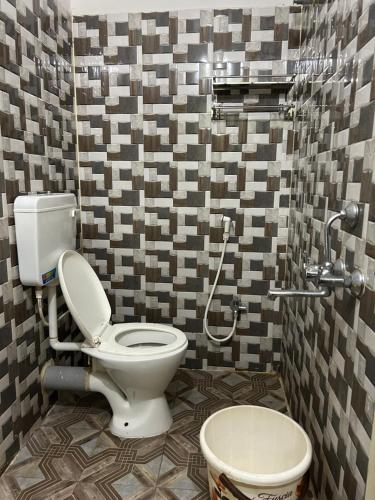 Koupelna v ubytování Diksha Hotels