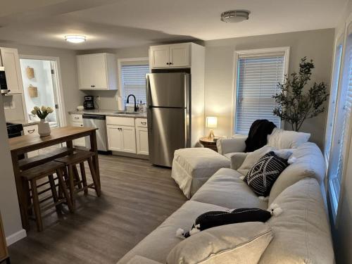 Dapur atau dapur kecil di Riptide Retreat - Walk to Hampton & Seabrook Beach