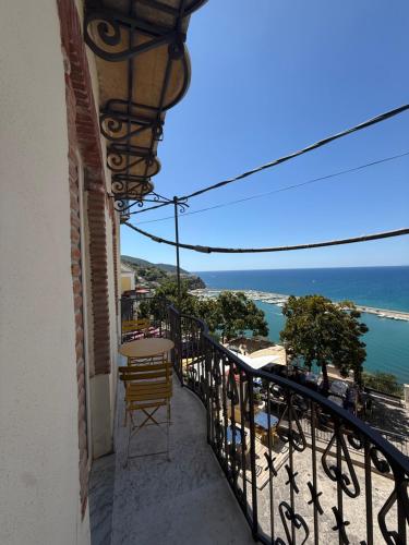 een balkon met een tafel en uitzicht op de oceaan bij Dogana Apartment in Agropoli