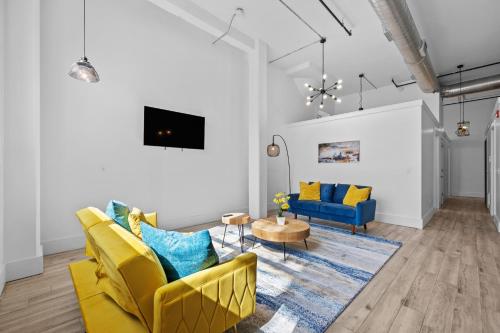 Μια τηλεόραση ή/και κέντρο ψυχαγωγίας στο Lofts at Kearny - Rustic Chic 1-3BR Lofts with Quick NYC Access & On-Site Gym