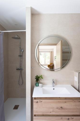 a bathroom with a sink and a mirror at Résidence Marina Di Santa Giulia in Porto-Vecchio