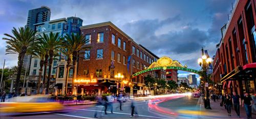 Επισκέπτες που μένουν στο The Daisy Bright 2BR Stay in Downtown San Diego