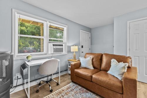 Χώρος καθιστικού στο Convenient Apt Close to Downtown